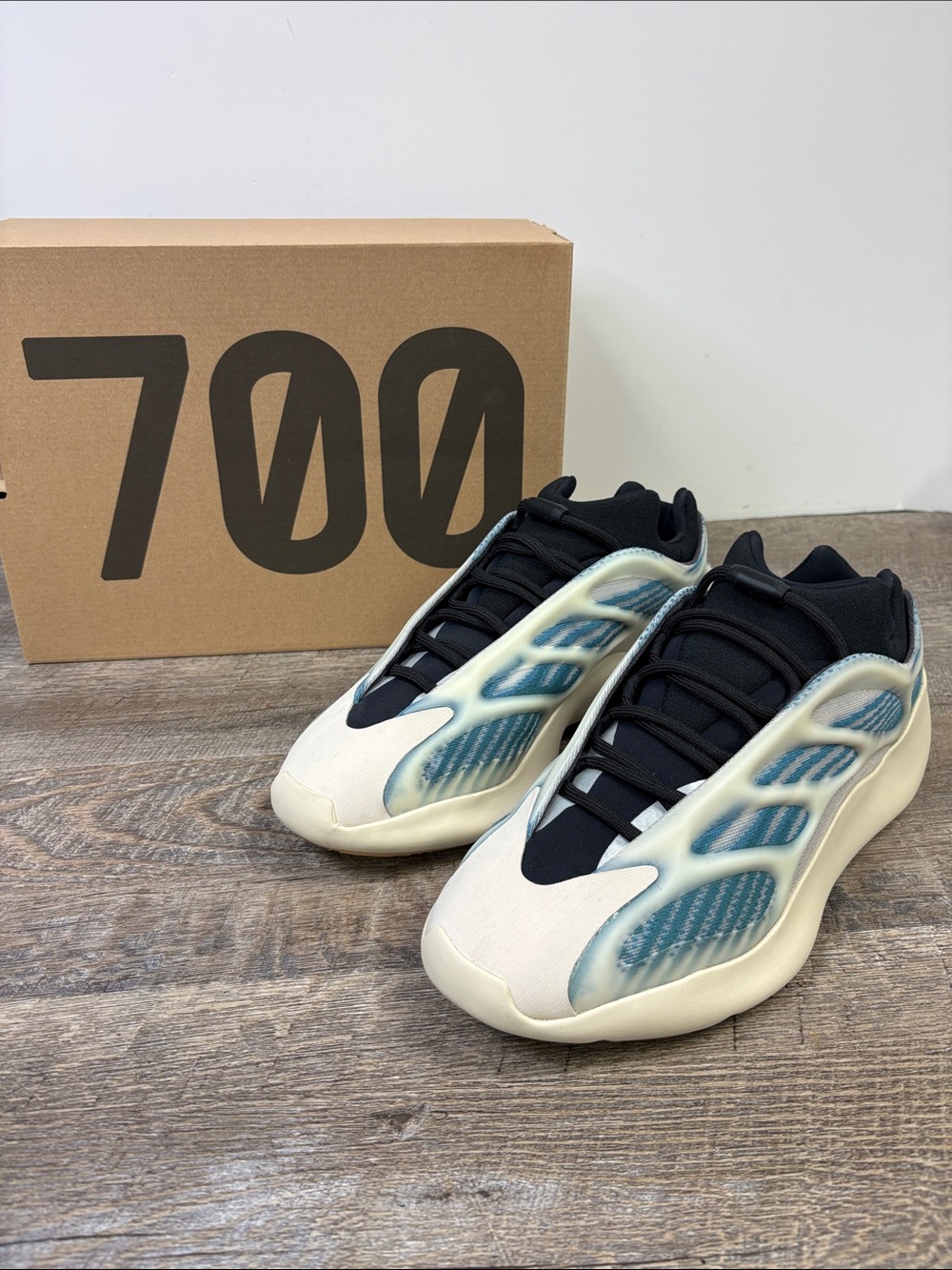 Adidas Yeezy 700 V3 Arzareth Sneakers Men 9.5 Blue White GW0260 Like New OG Box